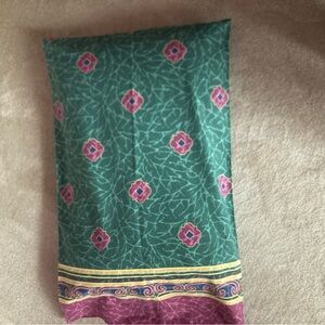 Elegant Green and Pink Patterned Pillowcase